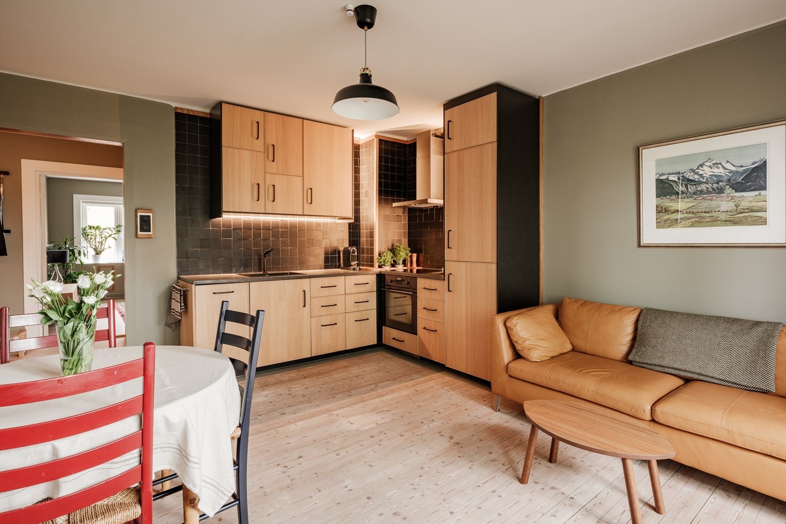 Alle overflater i leiligheten er behandlet 2018. Gulv med overflater av originalt tregulv, slipt og oljet. Galleribilde