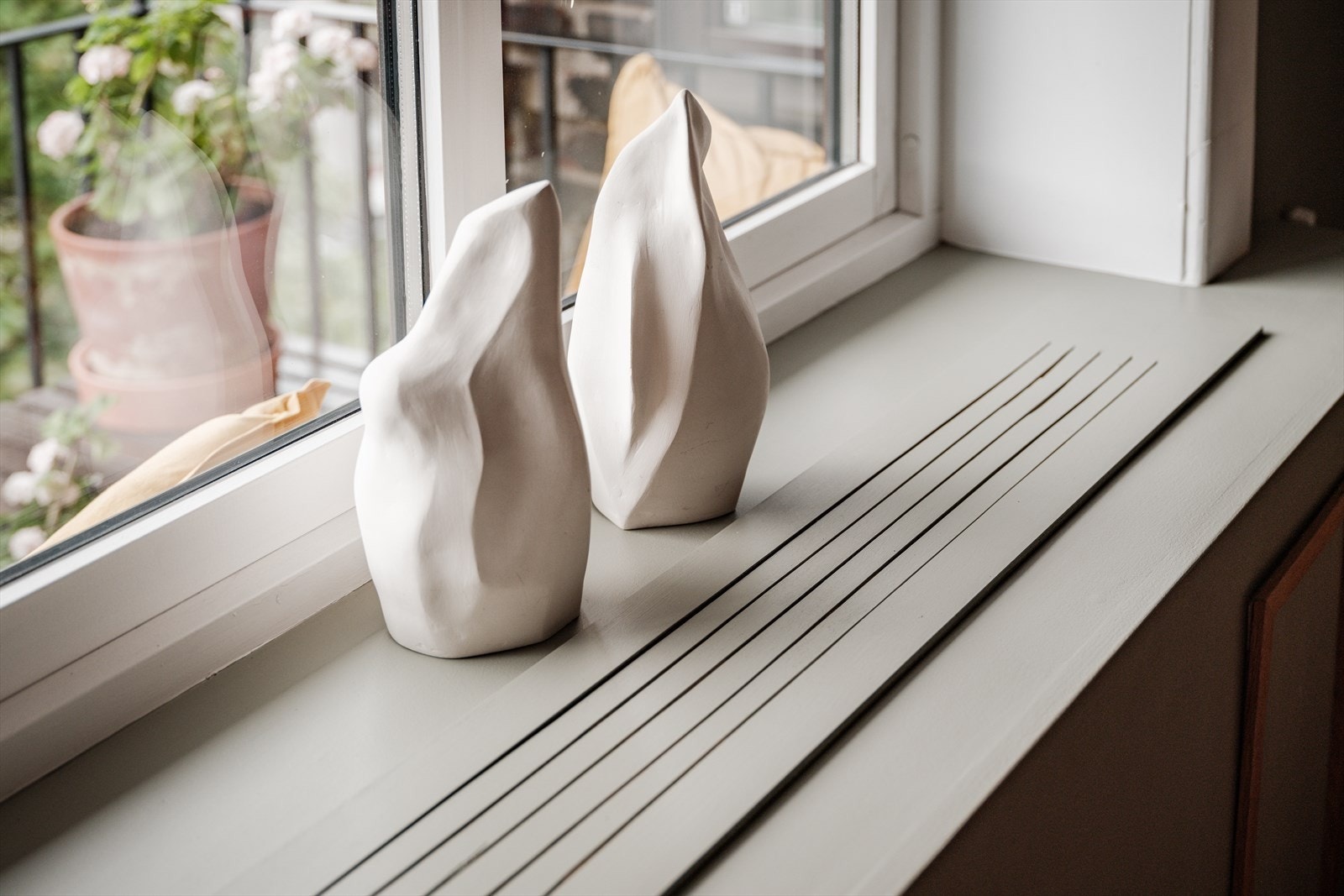 Radiatorene er bygget inn slik at man får en ekstra dyp vinduskarm. Galleribilde