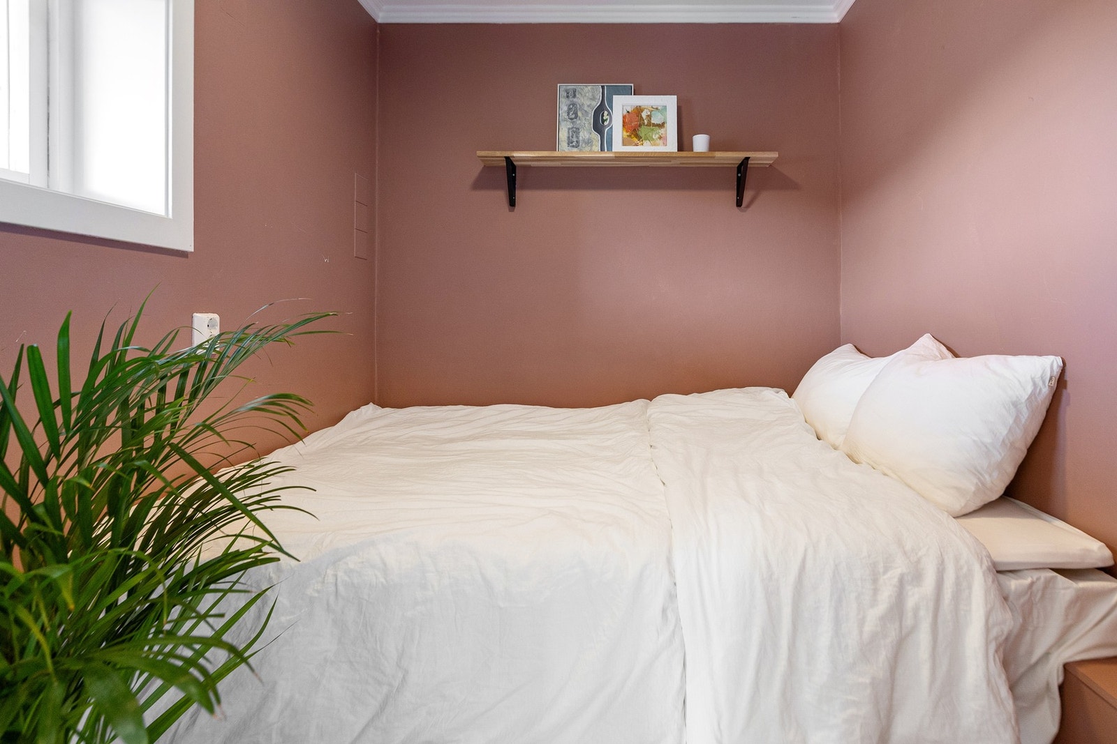 Soverommet byr på plass til stor seng og rikelig med lagring under sengen. Galleribilde