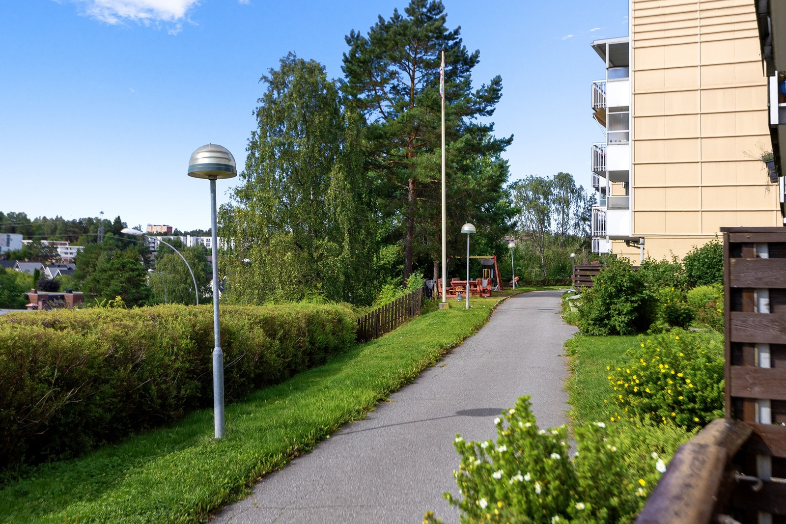 Leiligheten ligger fint til i populære Rustadgrenda med kort vei til Østmarka og Bogerud senter. Galleribilde