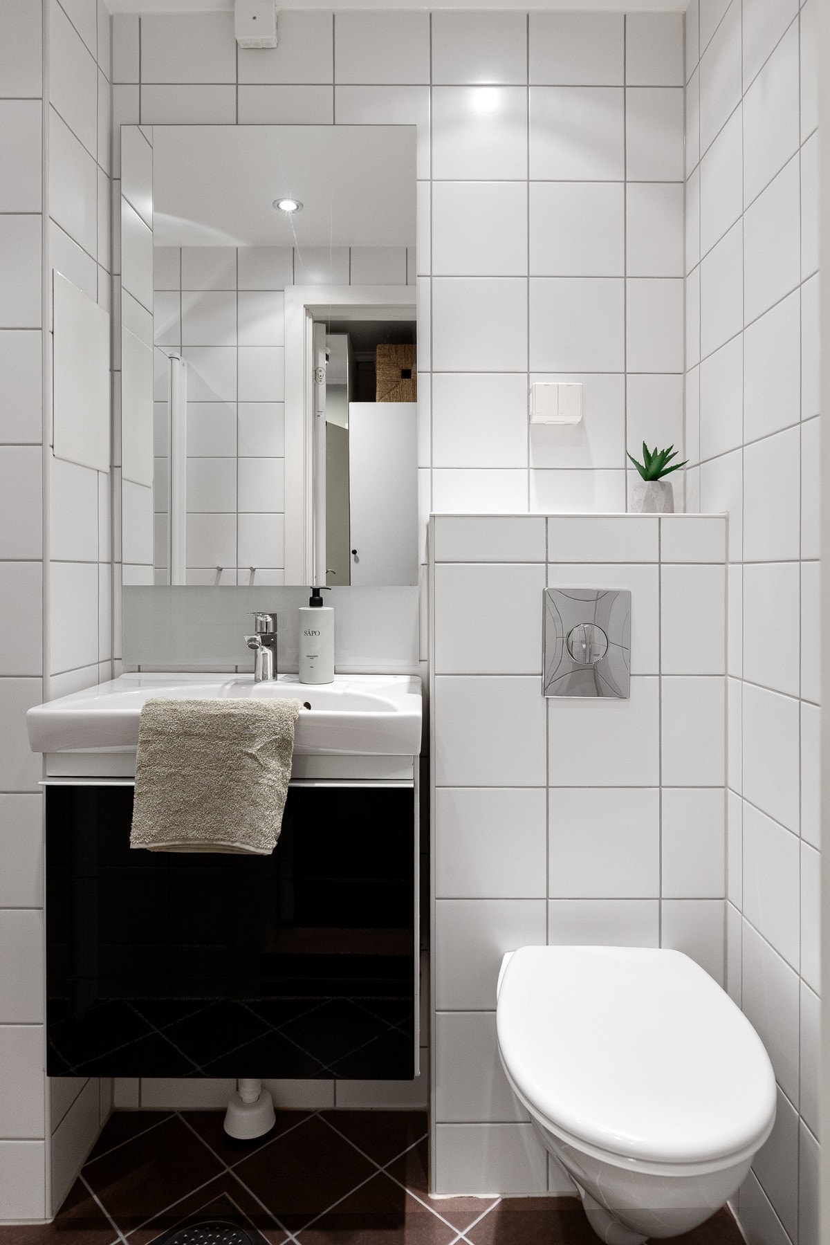 Moderne bad med praktisk servantinnredning og vegghengt wc. Galleribilde