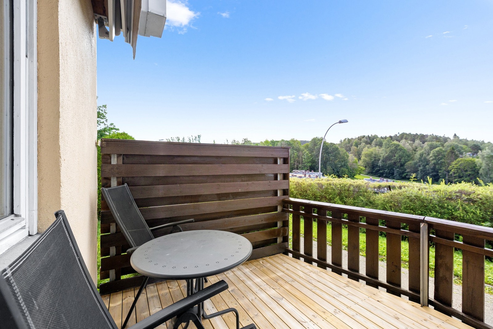 Leiligheten har en hyggelig solrik sydvendt markterrasse på 12 kvm. Galleribilde