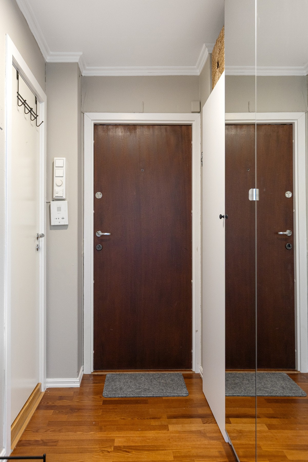 Praktiske speilskap i entré. Galleribilde