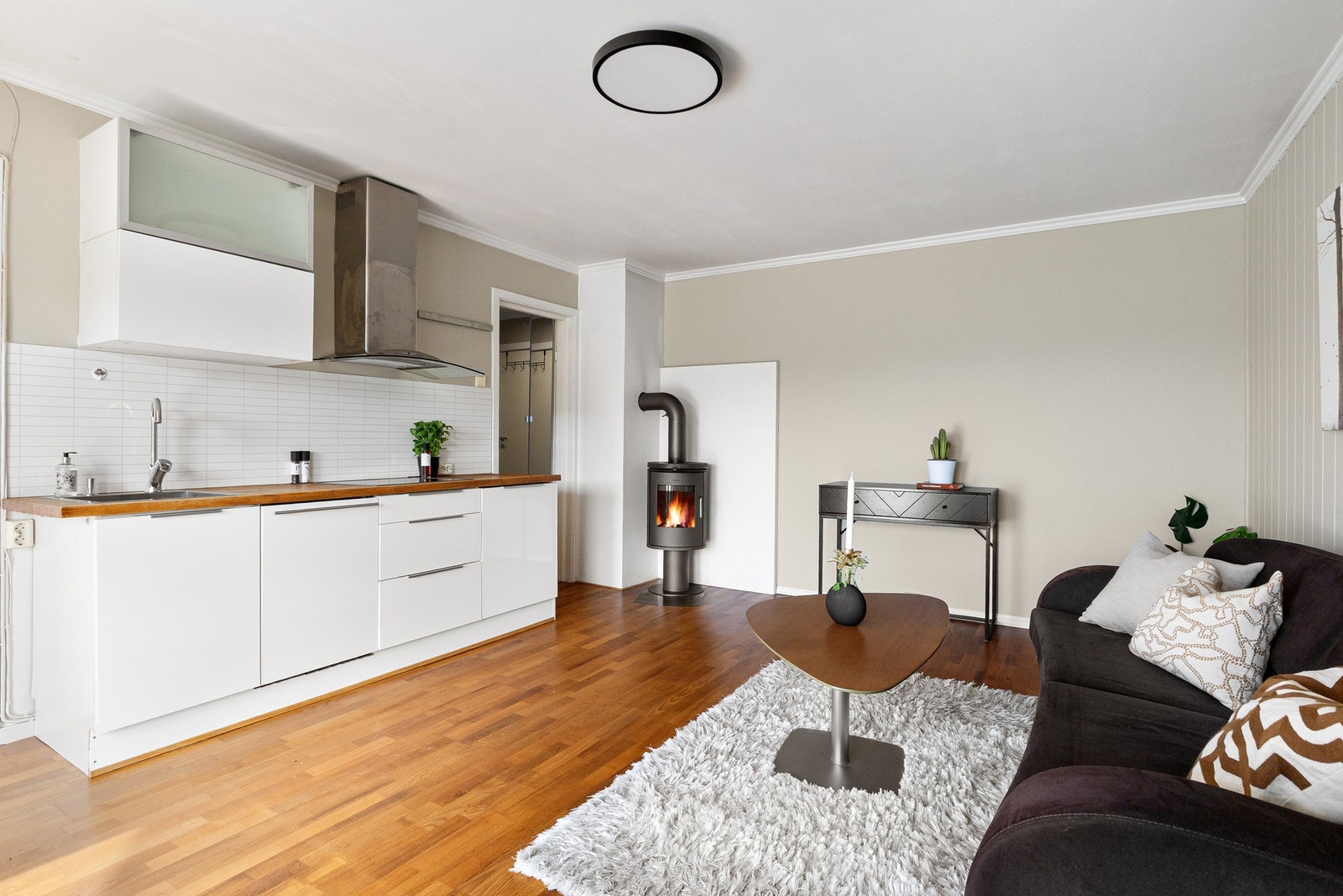 Åpen løsning mellom stue og kjøkken bidrar til at leiligheten føles lys og luftig. Galleribilde