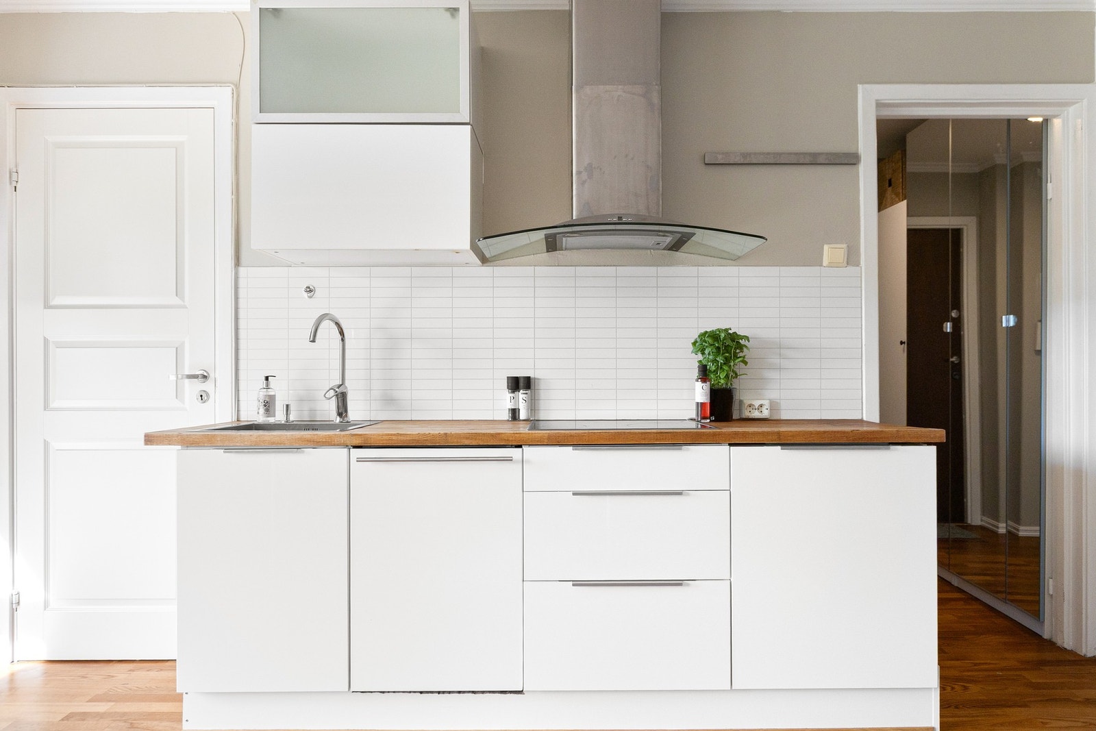 Pen, hvit kjøkkeninnredning fra 2013 med integrerte hvitevarer. Galleribilde