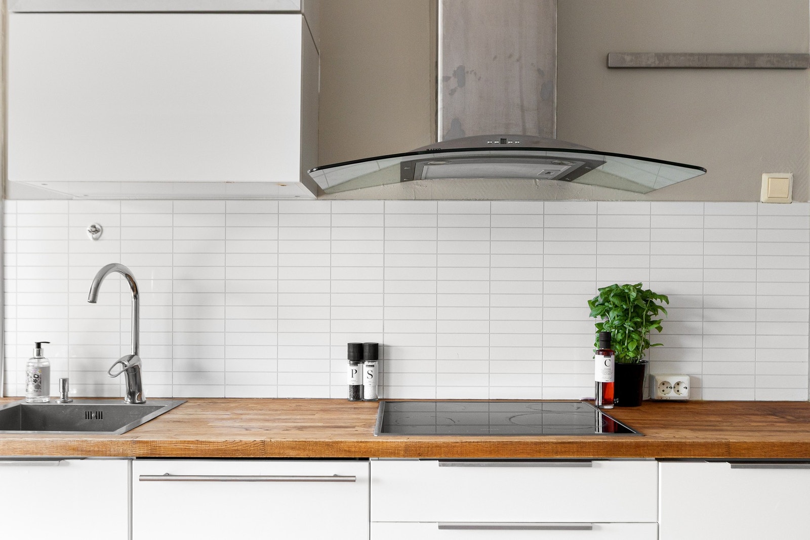 Stilrent kjøkken har både benk-og skapplass. Galleribilde