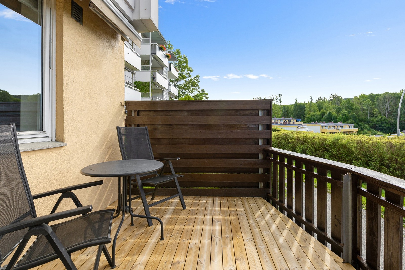 Stor og lun med plass for sittegruppe og grill. Galleribilde