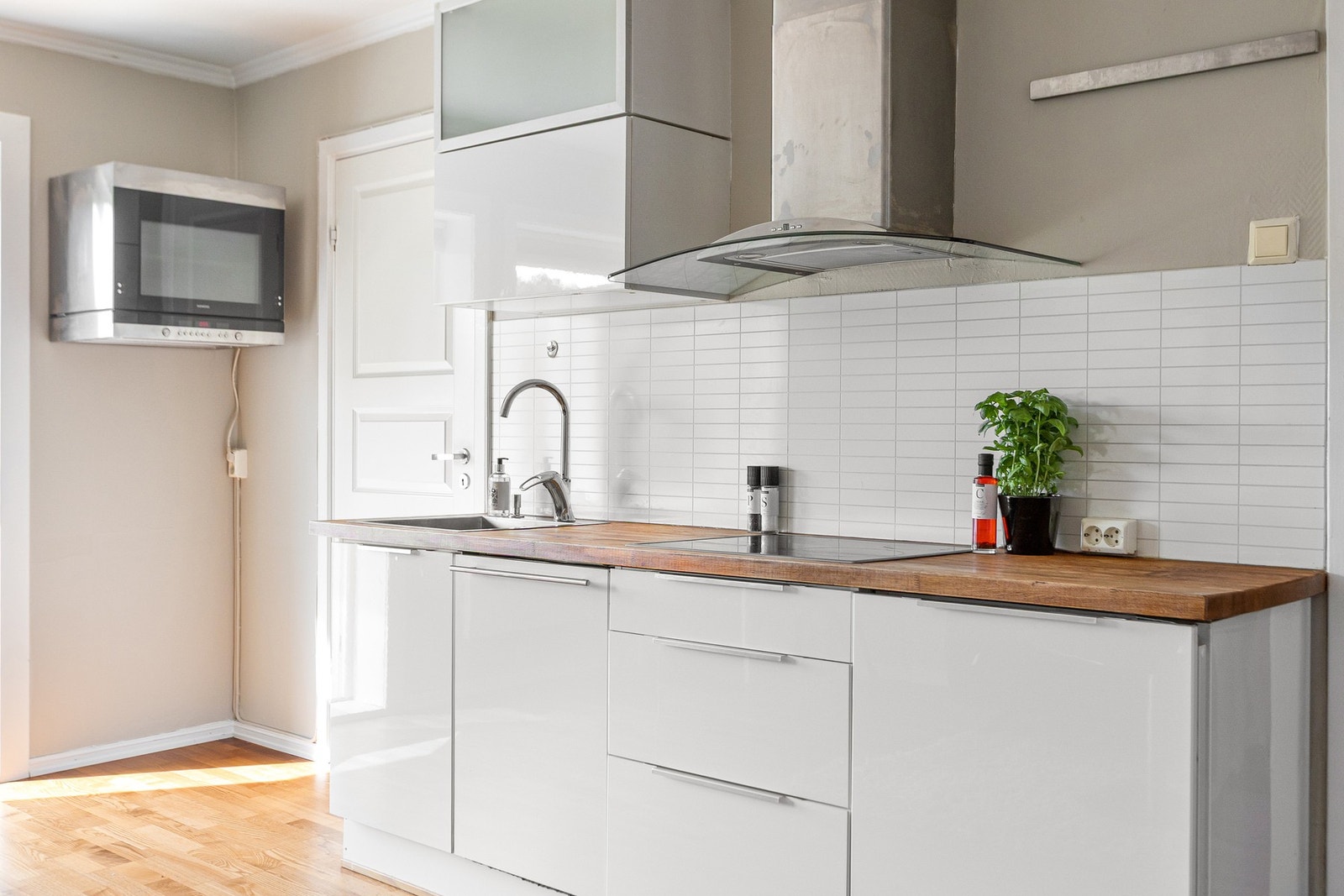 Praktisk hengende veggovn medfølger. Galleribilde