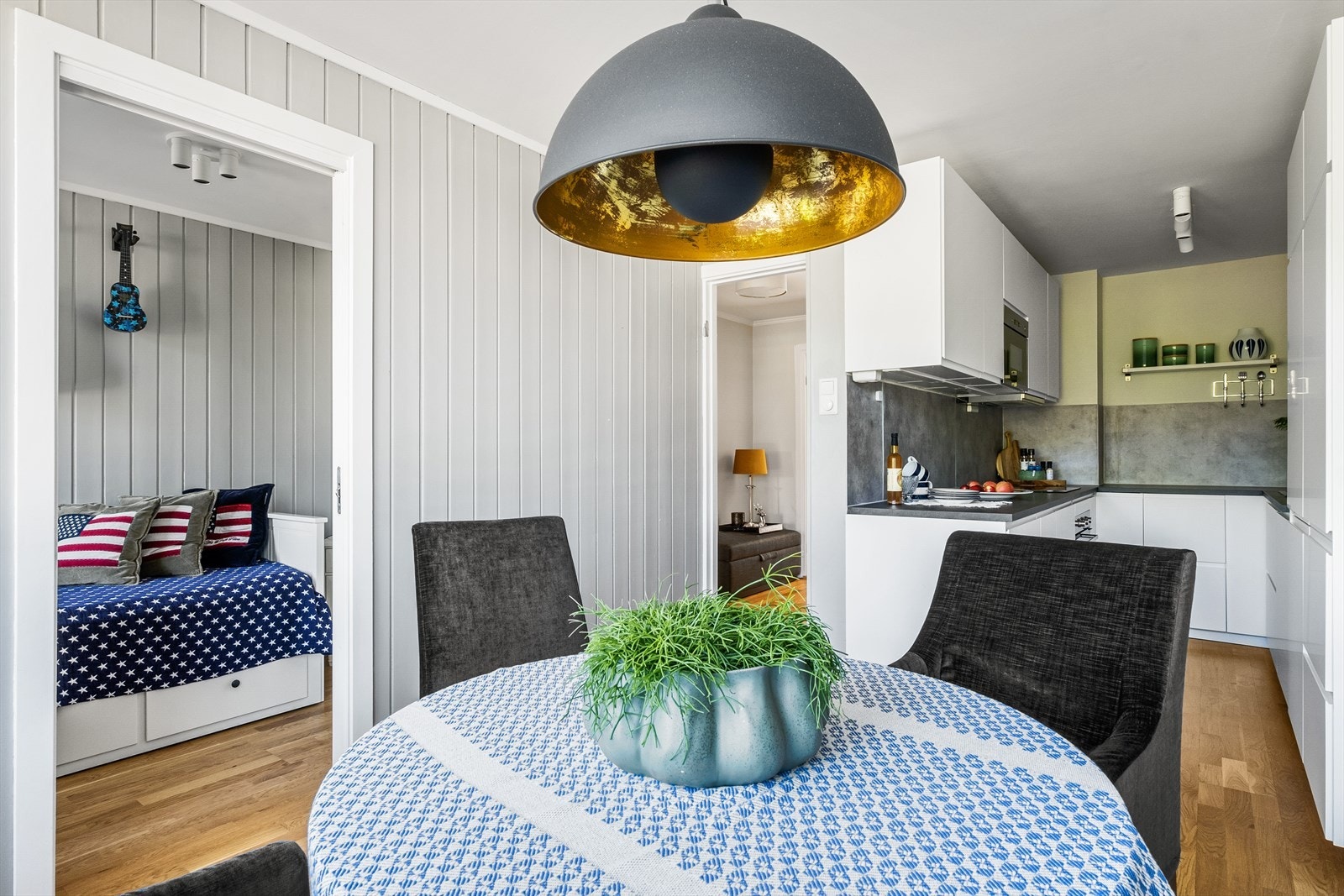 Kjøkkenet er innredet og designet med tanke på funksjonalitet og har godt med benk- og skapplass. Galleribilde