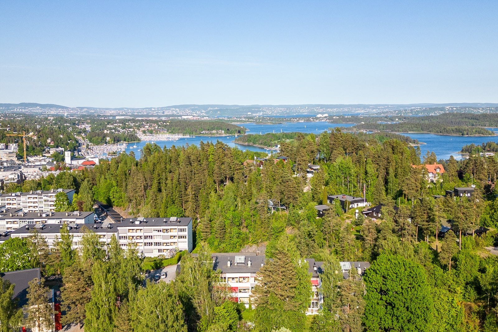Her bor du i naturskjønne omgivelser, med nærhet til flere flotte turområder. Galleribilde