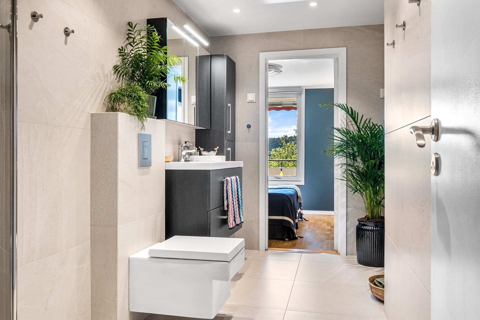 Lyst og stilrent bad fra 2020, med flislagte overflater og varmekabler i gulv. Galleribilde