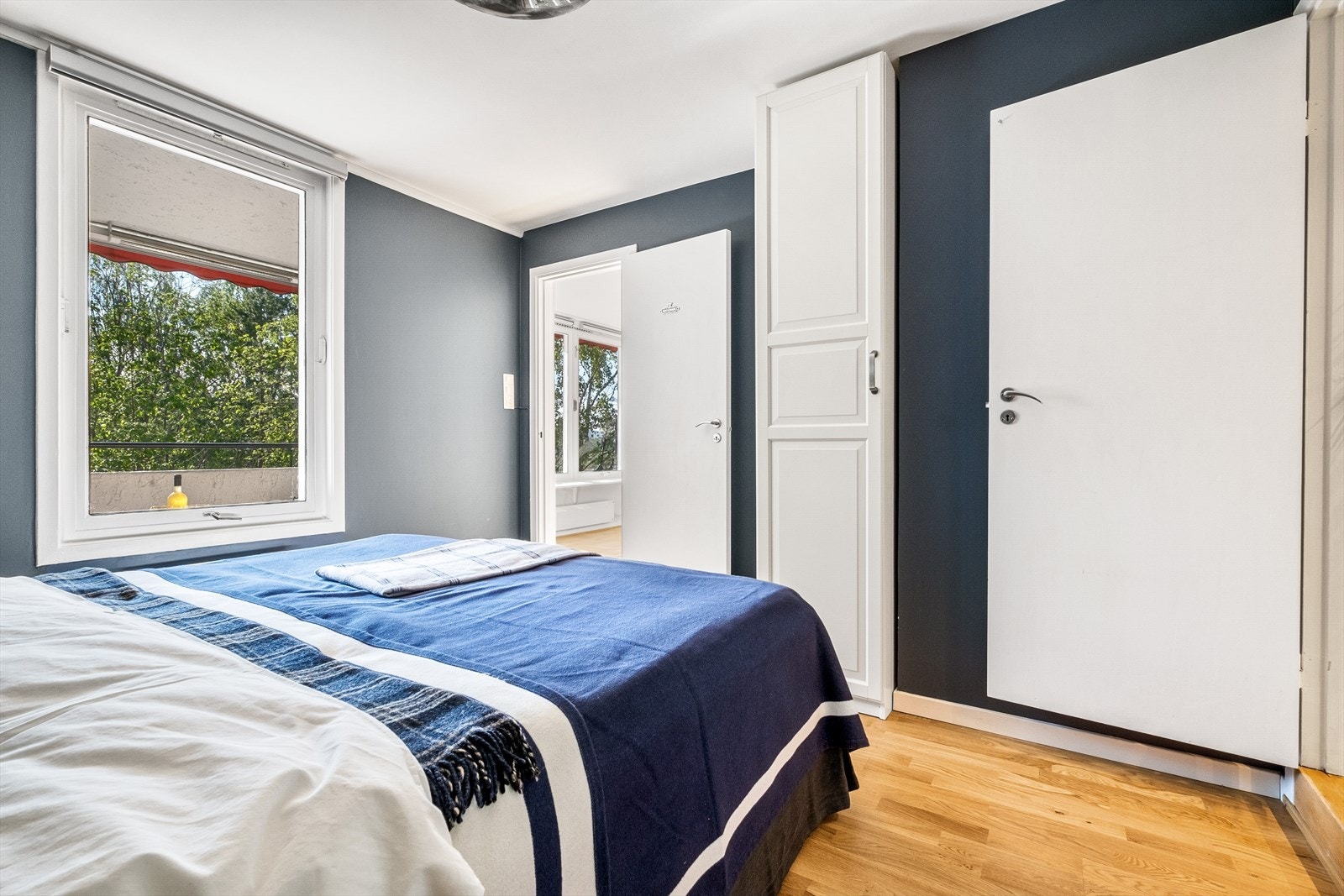 Hovedsoverommet er innredet med to garderobeskap, ellers er det gode møbleringsmuligheter, med god plass til dobbeltseng, nattbord, kommode e.l. Galleribilde