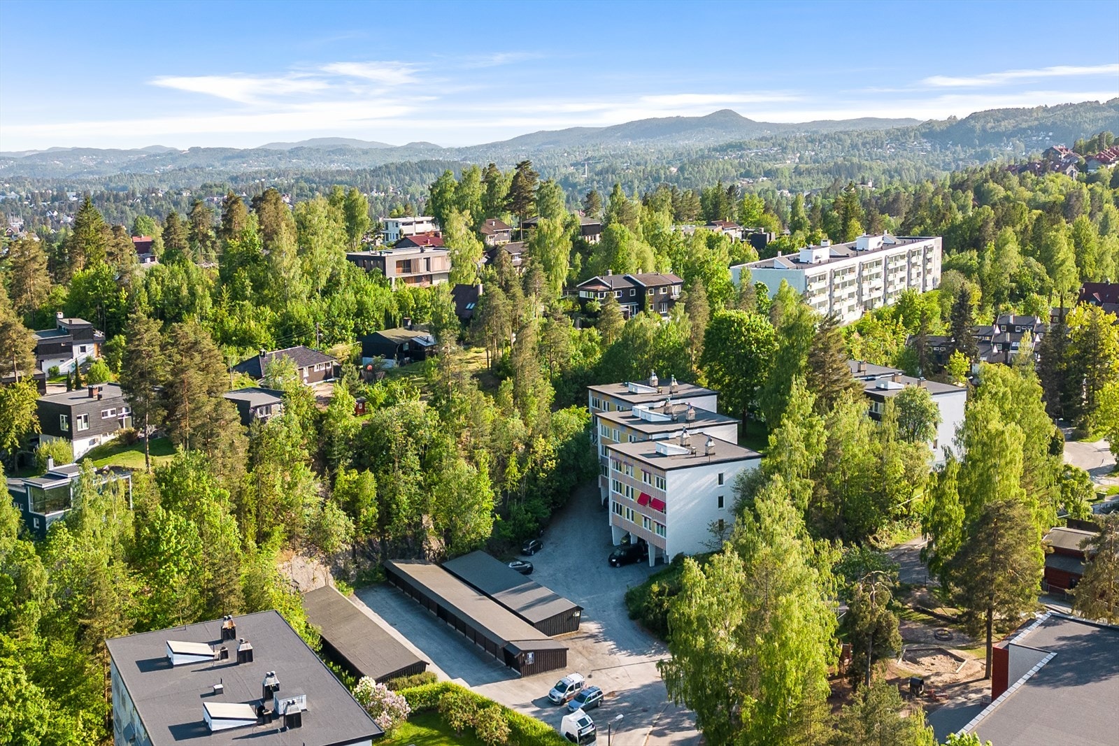 Dette er et rolig og barnevennlig område med kort gangavstand til barnehager, skoler, offentlig kommunikasjon samt nærhet til Sandvika storsenter. Galleribilde