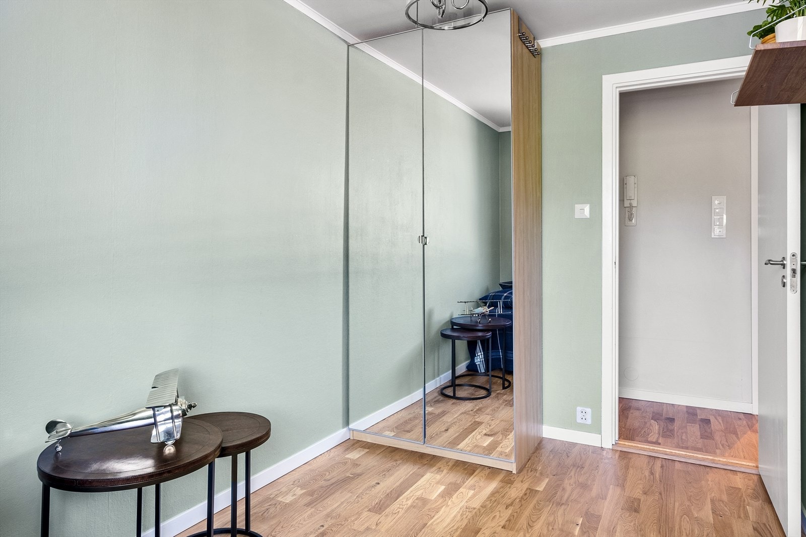 Soverom 1 er innredet med garderobeskap med speildører, med ellers god plass til seng, nattbord e.l. Galleribilde