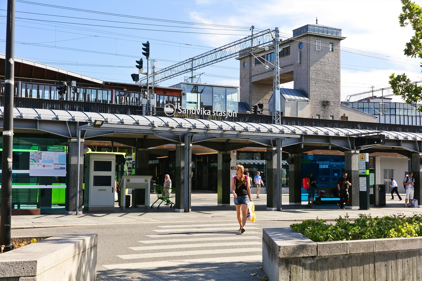 Kort vei til Sandvika S med buss, tog og flytog Galleribilde