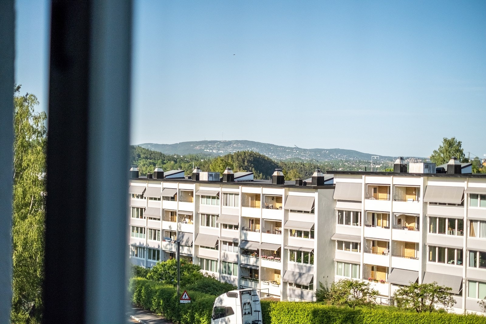 Fra kjøkkenet/spisekroken er det flott utsikt mot Holmenkollen. Galleribilde