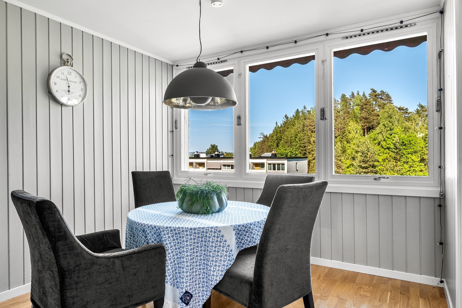 Hyggelig spiseplass med rause vindusflater. Galleribilde