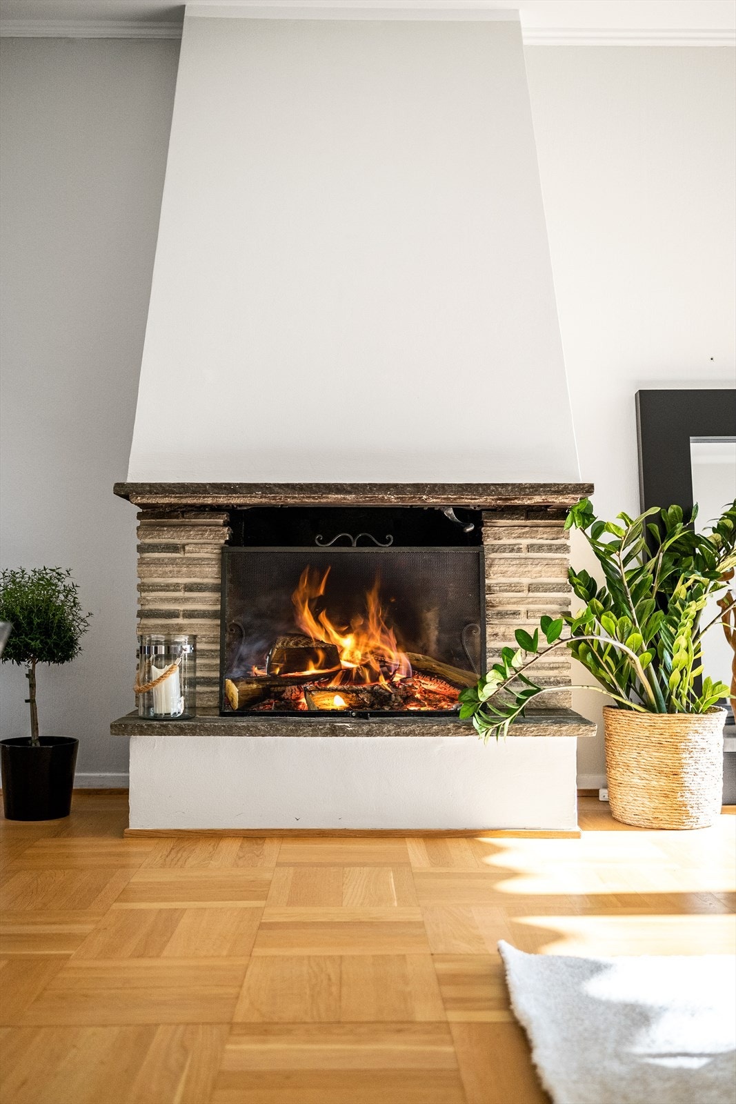 I stuen finner man også en flott klassisk peis. Galleribilde