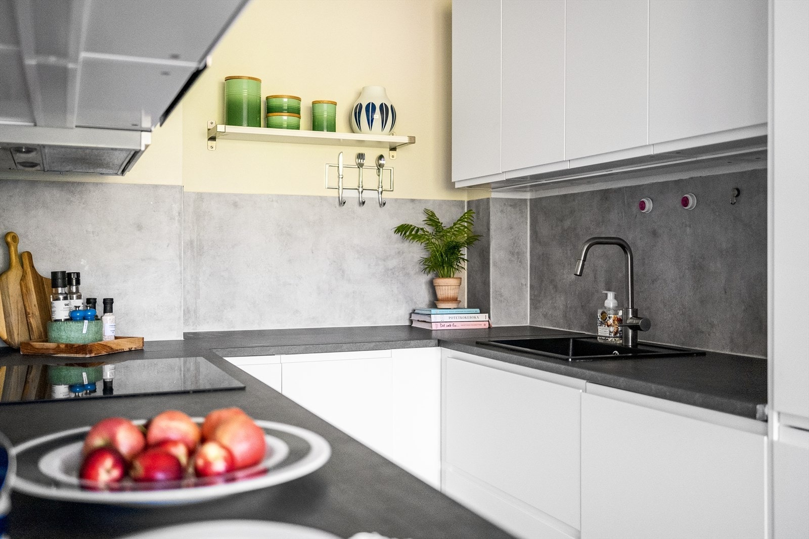 Kjøkkenet er innredet med integrerte hvitevarer og oppvaskmaskin, samt en enkelservant med godt vanntrykk. Galleribilde