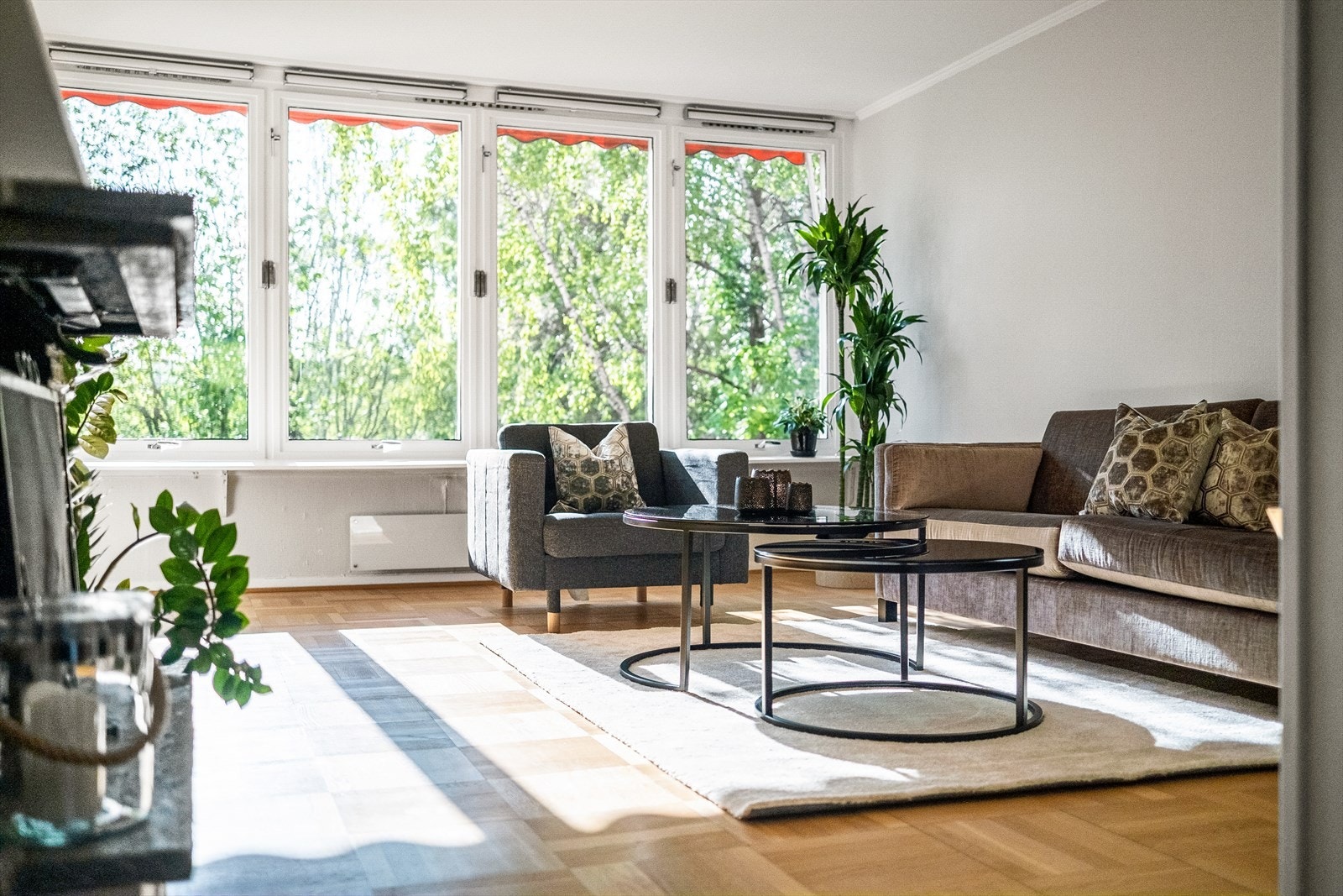 Lys og romslig stue med rause vindusflater som slipper inn rikelig med naturlig sollys og skaper en hyggelig atmosfære. Galleribilde