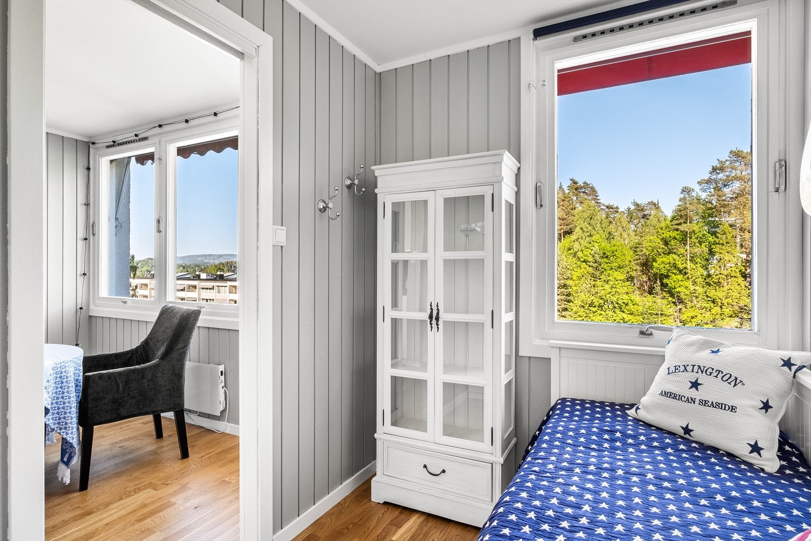 Soverom innredet med garderobeskap, med ellers gode møbleringsmuligheter. Galleribilde