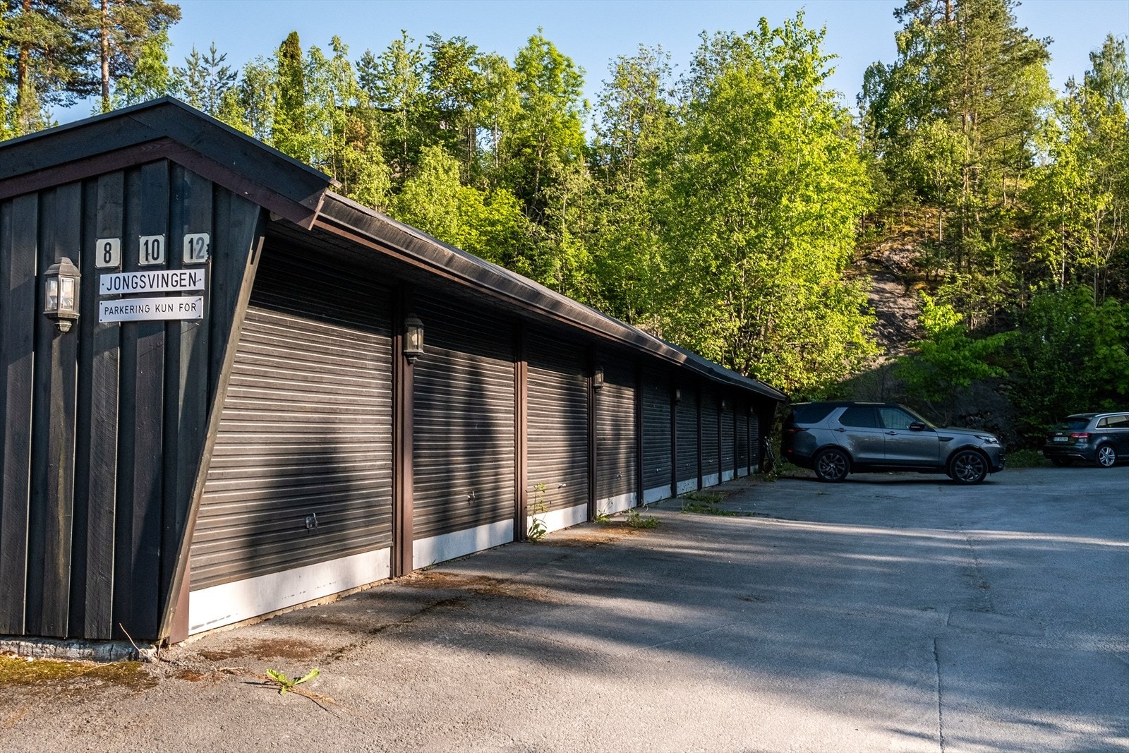 Leiligheten disponerer en garasje med elektrisk portåpner i felles garasjerekke, samt to kjellerboder. Galleribilde