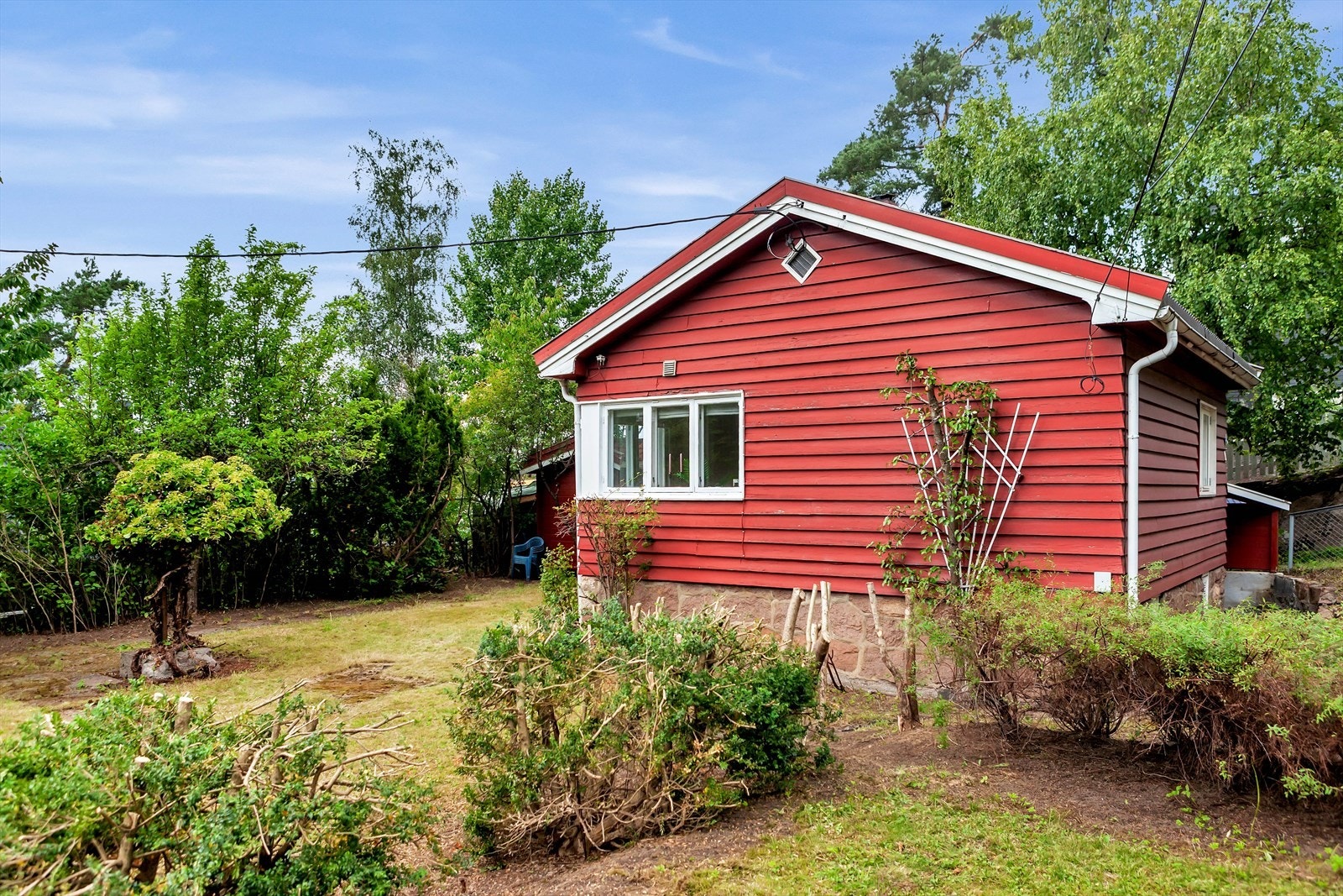 Det er gitt rivningstillatelse fra Oslo kommune for dagens bolig og utebod. Tomten på 607,5 m² har rammetillatelse for en ny enebolig på hele 321,1 m² BRA - en sjelden mulighet for deg som ønsker å bygge nytt i etablerte omgivelser. Galleribilde