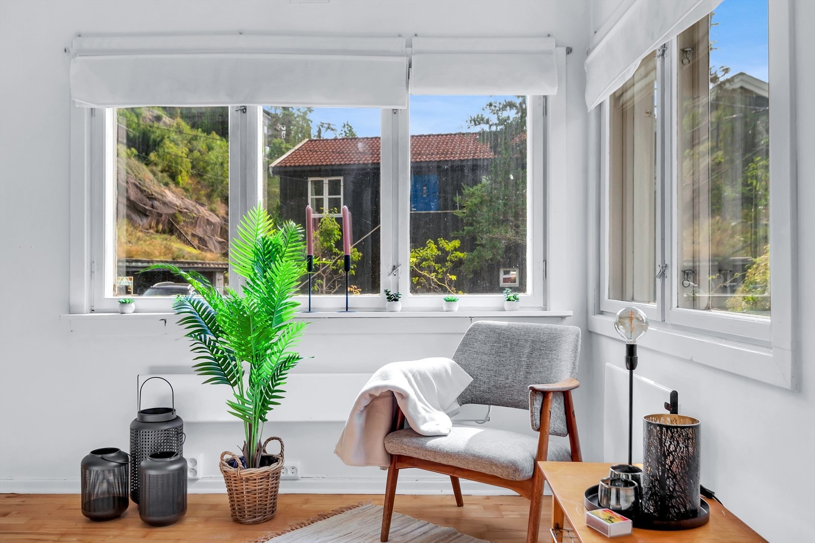 Lys og romslig stue med store vindusflater som slipper inn flott naturlig lys gjennom hele dagen. Galleribilde