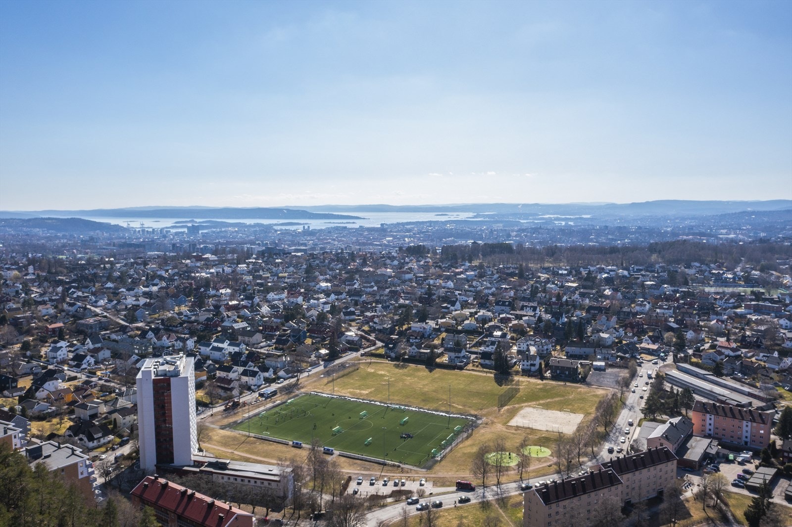 Her bor du i et barnevennlig område med store grøntarealer, lekeplasser og fotballbaner. I tillegg er det kort vei til både svømmehall og alpinanlegg i Grefsenkleiva. Med marka rett i nærheten ligger alt til rette for en aktiv livsstil for hele familien. Galleribilde