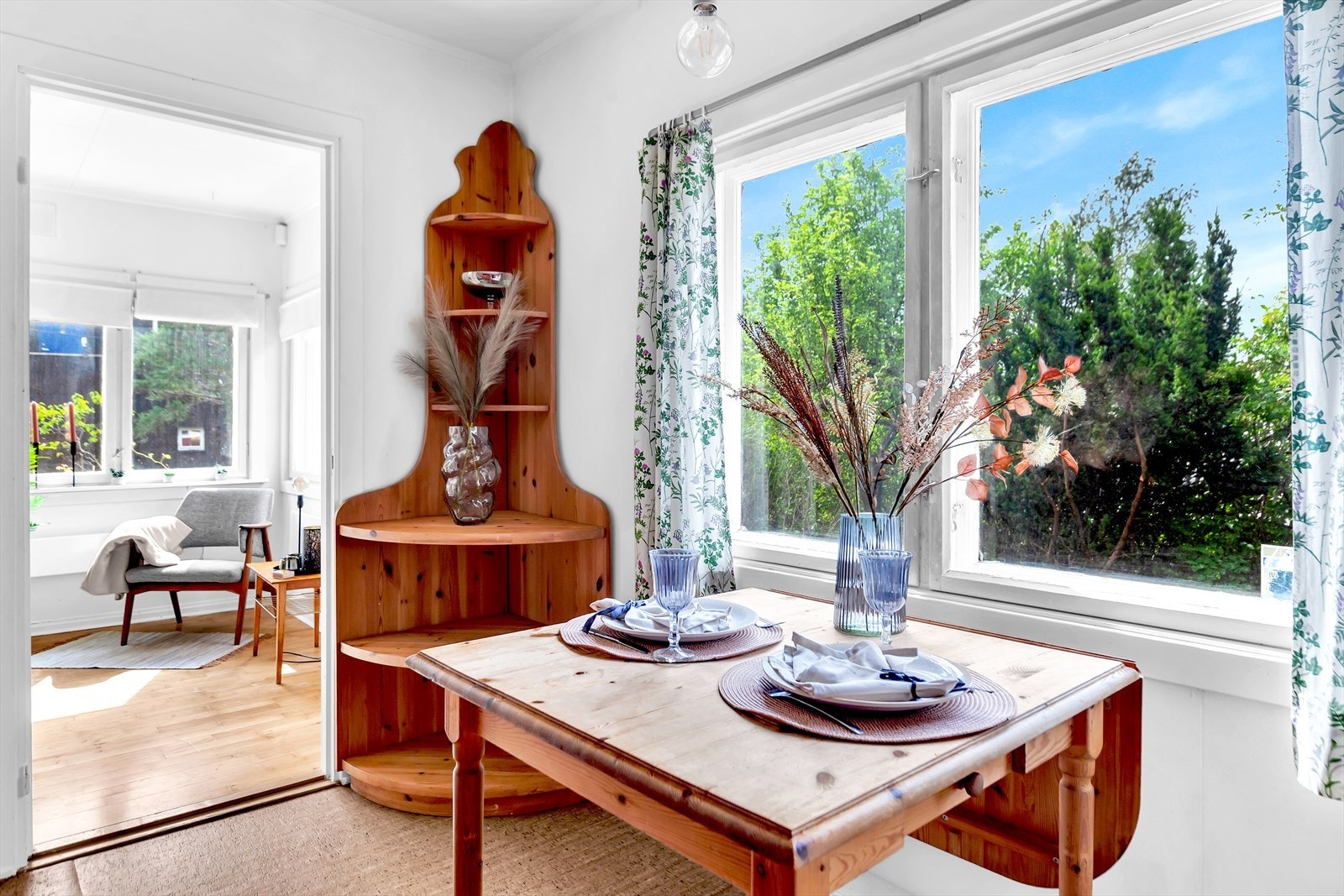 Det er plass til en liten sittegruppe inne på kjøkkenet, og vinduet gir godt med lysinnslipp. Galleribilde