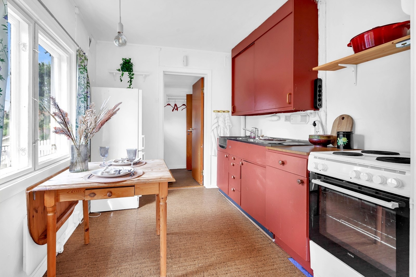 Kjøkken med god plass og spennende potensial for oppgradering. Galleribilde