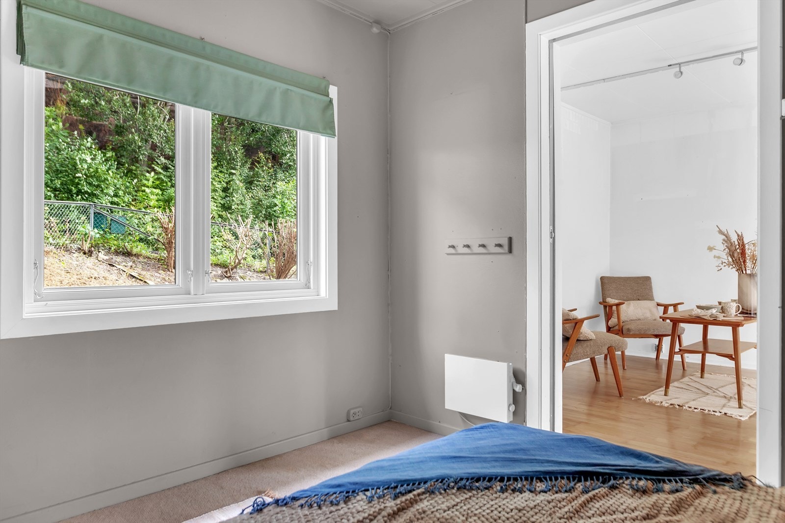 Soverommet har et stort vindu som gir rikelig med naturlig lys. Galleribilde