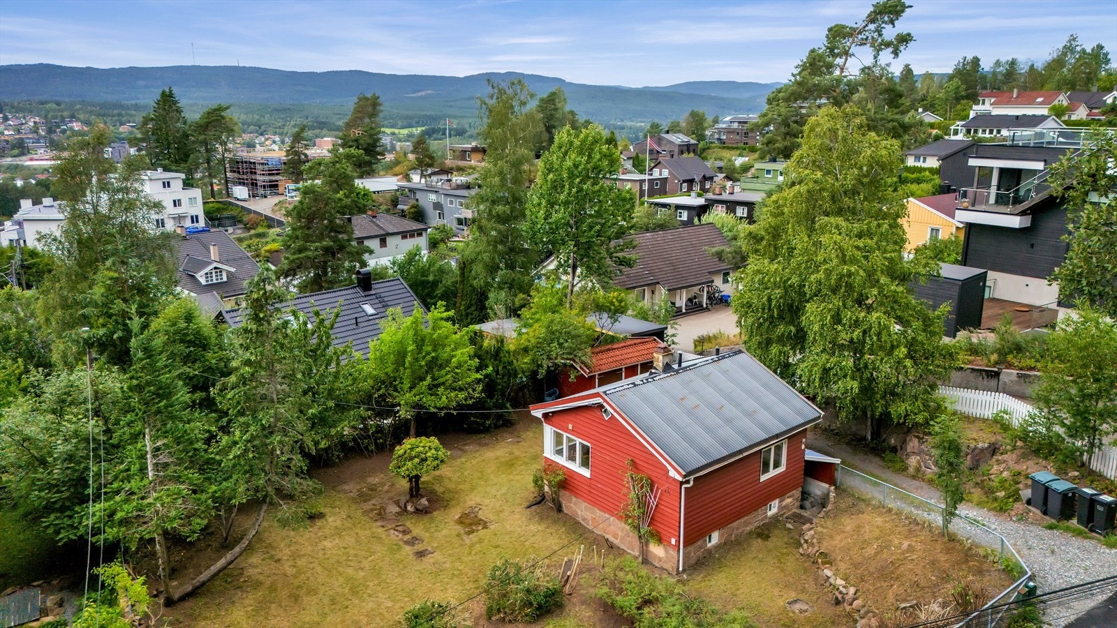 Velkommen til Mikael Hertzbergs vei 4! En sjarmerende bolig med oppussingsbehov, ideell for deg som vil skape ditt drømmehjem. I tillegg følger det med rammetillatelse for bygging av en enebolig på 321,1 m² BRA. Galleribilde