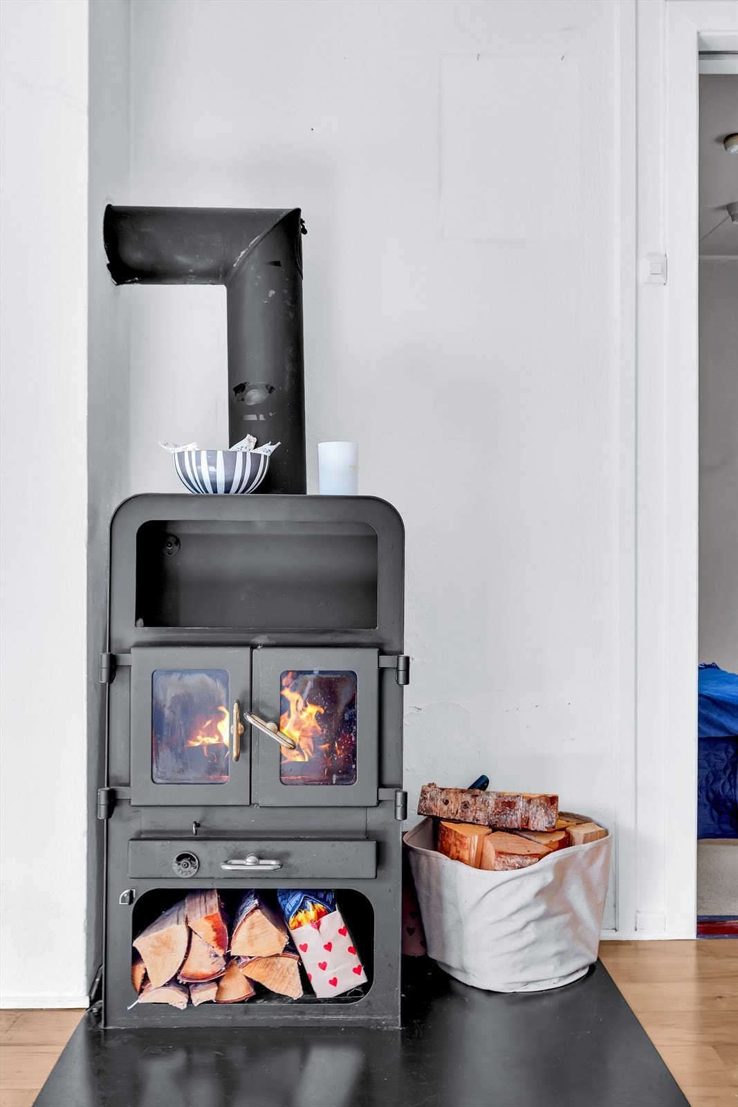 Vedovnen sørger for god varme på kalde vinterdager. Galleribilde