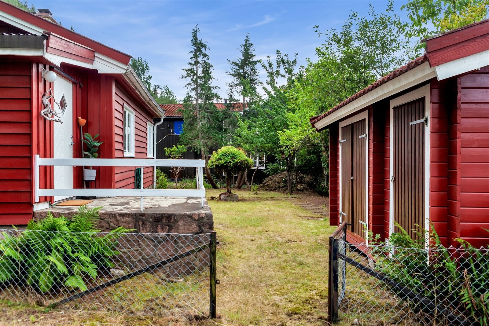 Det foreligger veirett for naboeiendommen over tomten. Planlagt adkomst til boligen legges via denne, med nedkjøring til integrert garasje. Galleribilde