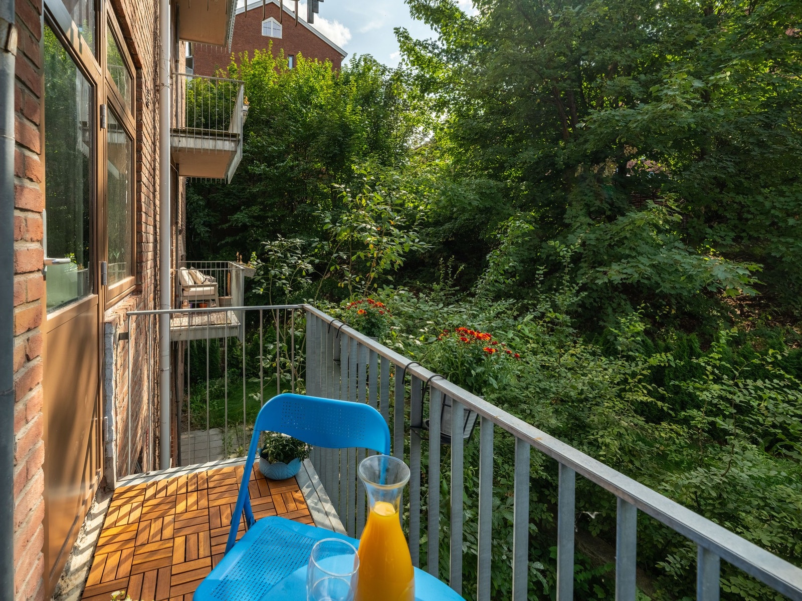 Balkongen er på ca 3 kvm og er innredet med hyggelig sitteplass. Det er sol fra ca. 13.30-tiden sommertid og gjennom ettermiddagen. Galleribilde