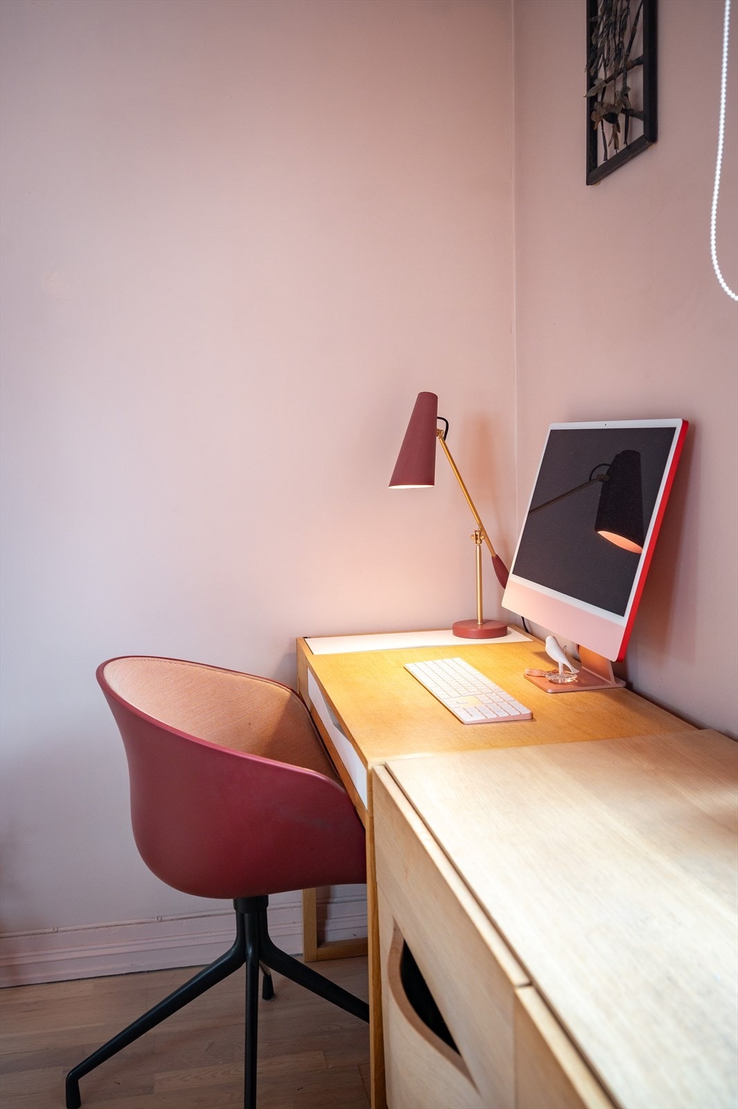 På hovedsoverom er det god plass til hjemmekontoret Galleribilde