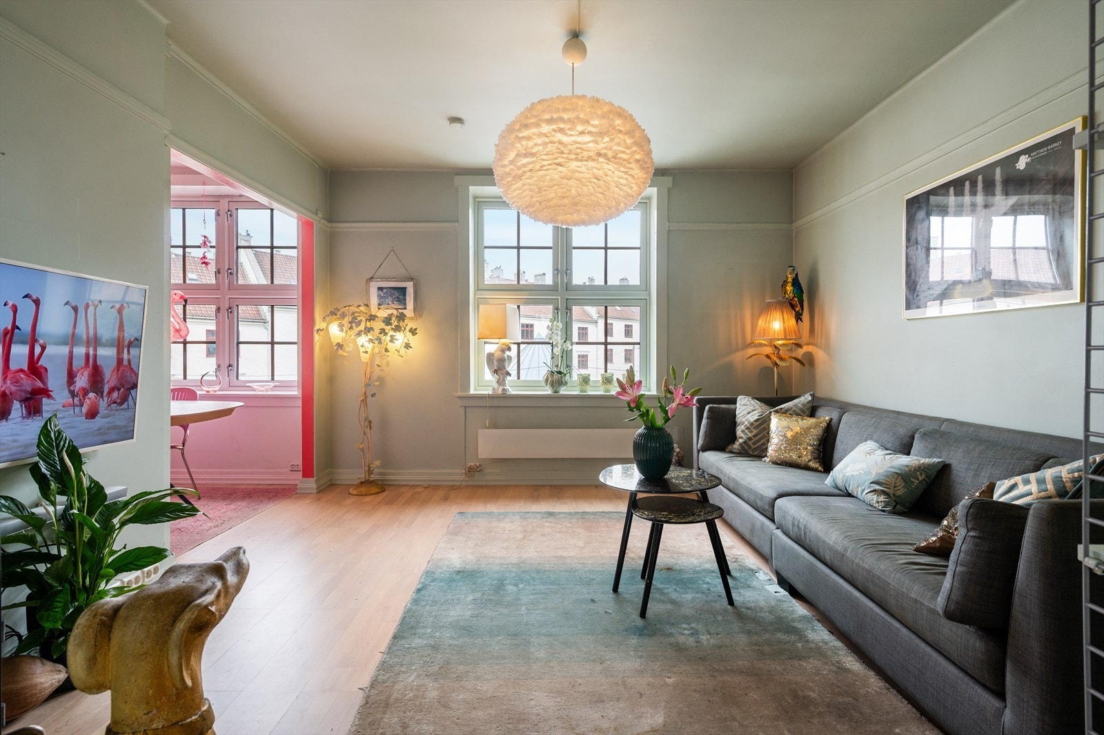 Lys og gjennomgående 3-roms hjørneleilighet med sentral beliggenhet på Rosenhoff. Galleribilde