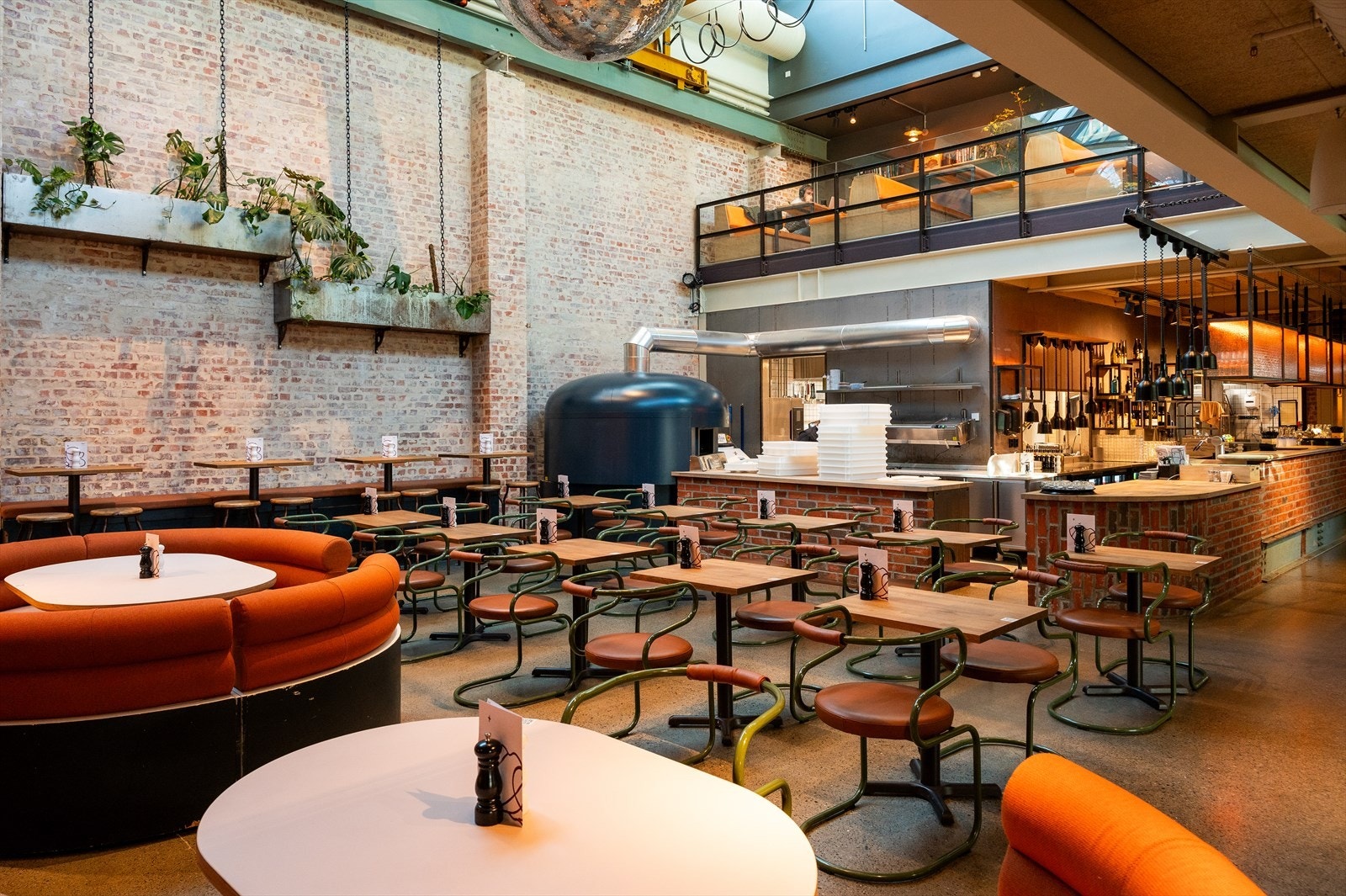 Carls huser den italienske restauranten Crudo som tilbyr italienske retter laget med autentisk italiensk kjærlighet. Her serveres pizza fra steinovn, pasta, salater med mer. Galleribilde