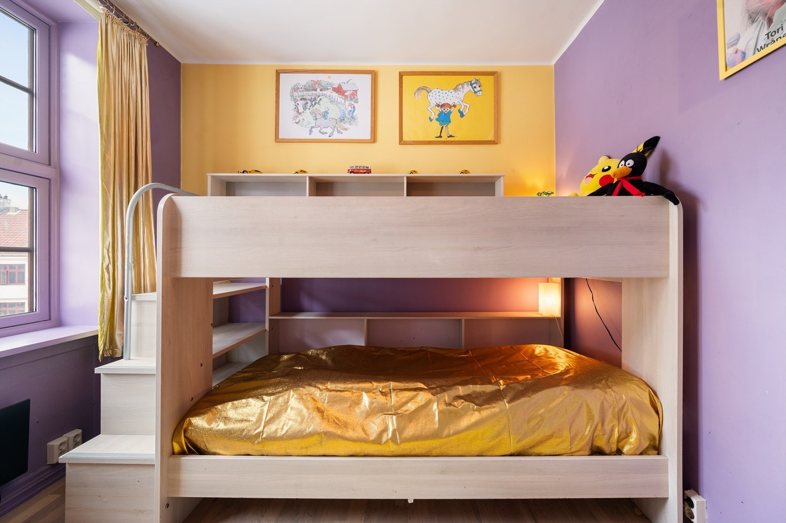 Rommet kan smykke seg med flotte veggfarger og nydelige lysforhold. Køyeseng fra Franske Møbler kan kjøpes om ønskelig. Galleribilde