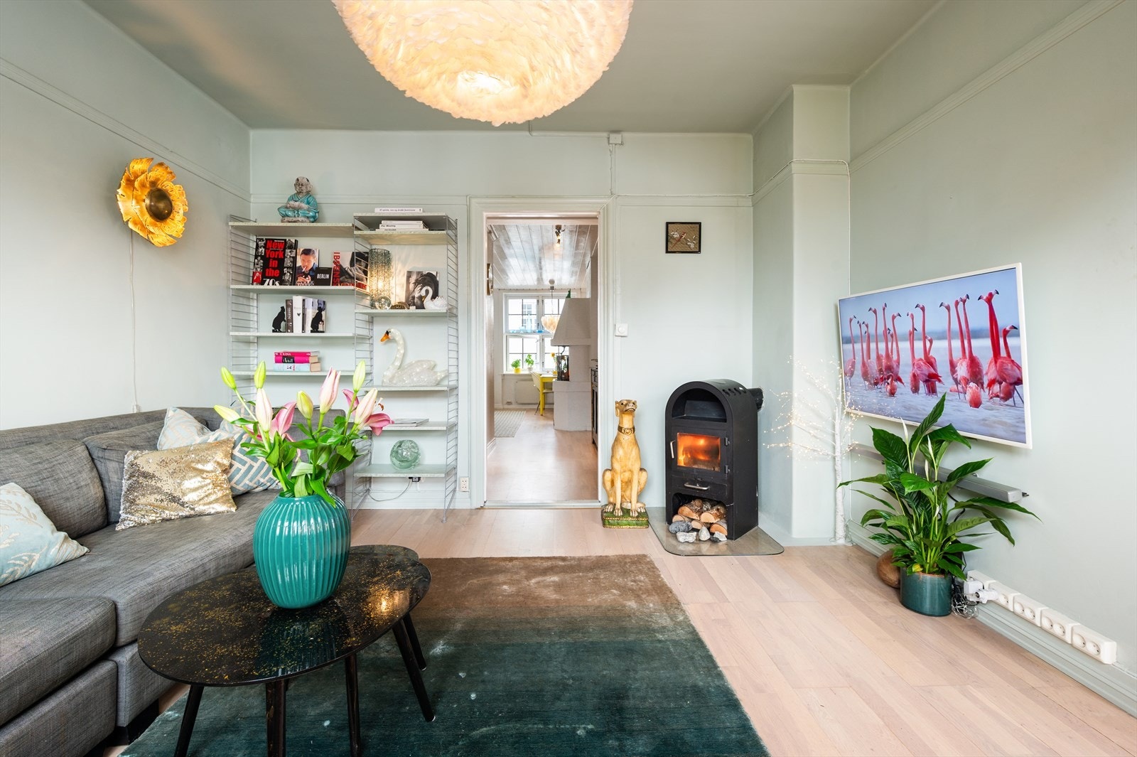 En moderne peisovn varmer godt opp rommet på kaldere høst- og vinterkvelder Galleribilde