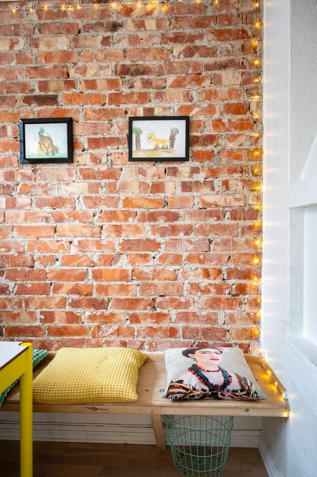 Flott detalj med teglsteinsvegg som gir både særpreg og sjarm i leiligheten Galleribilde