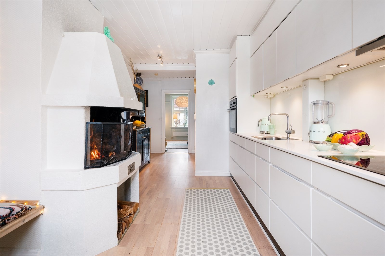 Her finner du alt du trenger av integrerte hvitevarer, inkludert induksjonstopp, innebygd stekeovn i høyskap, oppvaskmaskin og kombiskap for kjøl og frys. Galleribilde