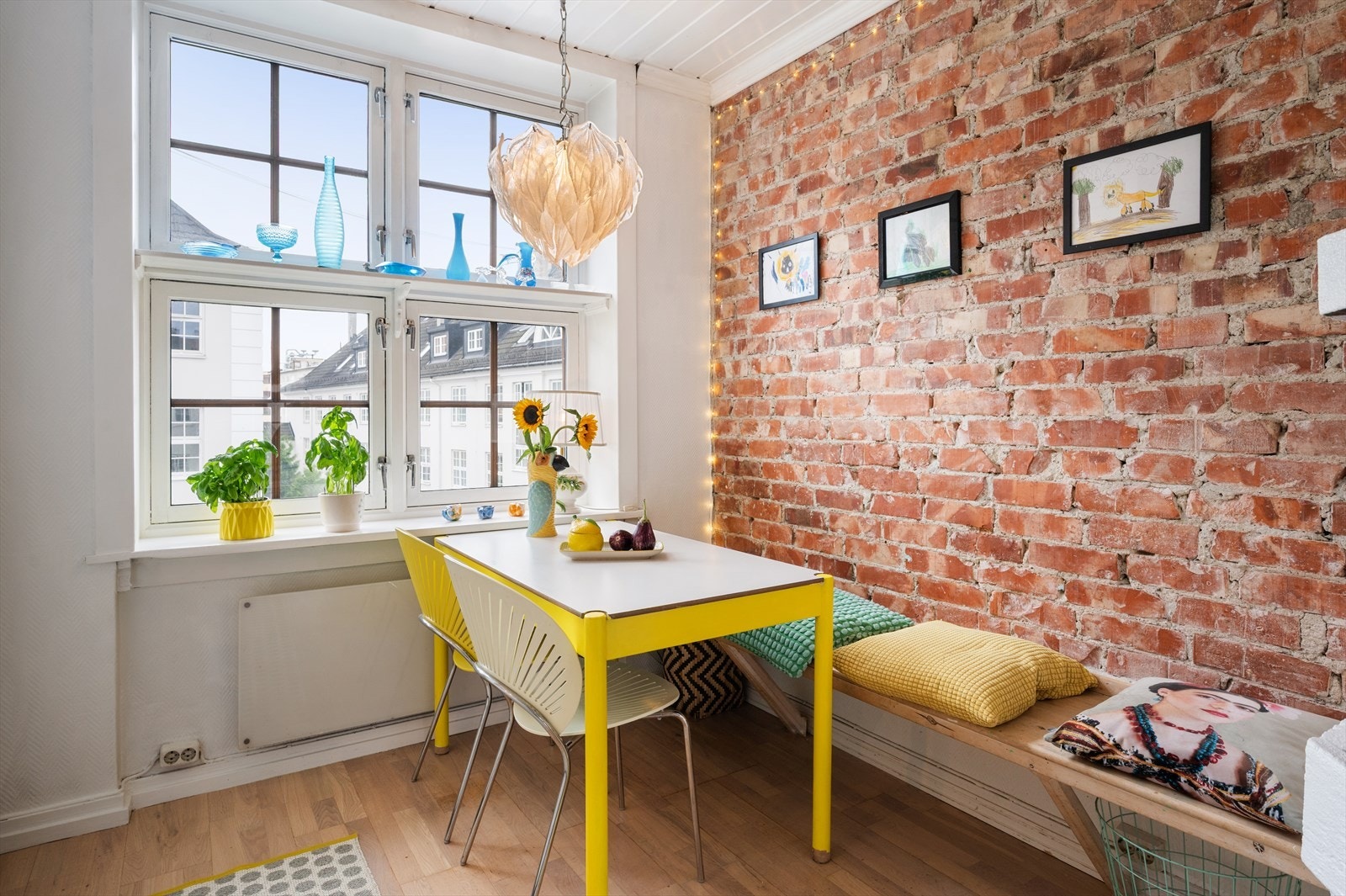 En koselig og smart spisekrok med plassbygd benk gjør kjøkkenet til et naturlig samlingspunkt, og fra vinduet kan du nyte flott utsikt over område. Galleribilde