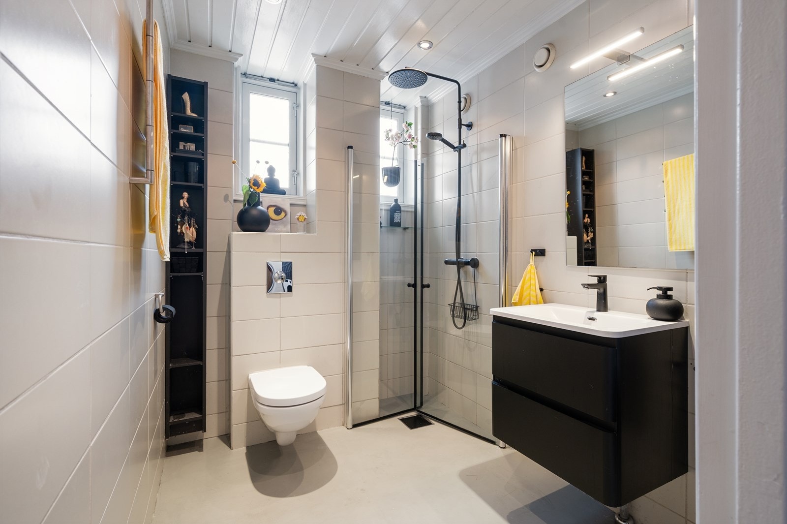 Lekkert og tidløst bad med gjennomtenkte løsninger og moderne uttrykk. Galleribilde