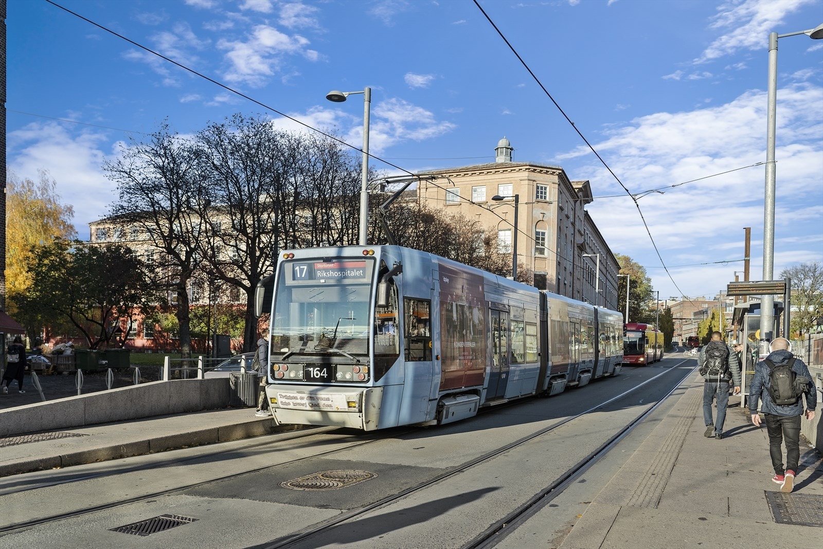 Fra Rosenhoff er det et godt tilbud av offentlig kommunikasjon som tar deg enkelt til sentrum. Trikk, buss og T-bane fra Carl Berners plass. Galleribilde