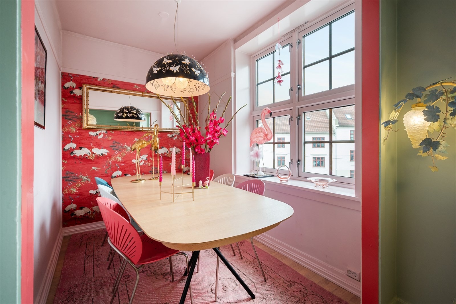 Boligen har store, gode rom og spisestuen har rikelig med plass til et større spisebord for hyggelig sammenkomster. Galleribilde