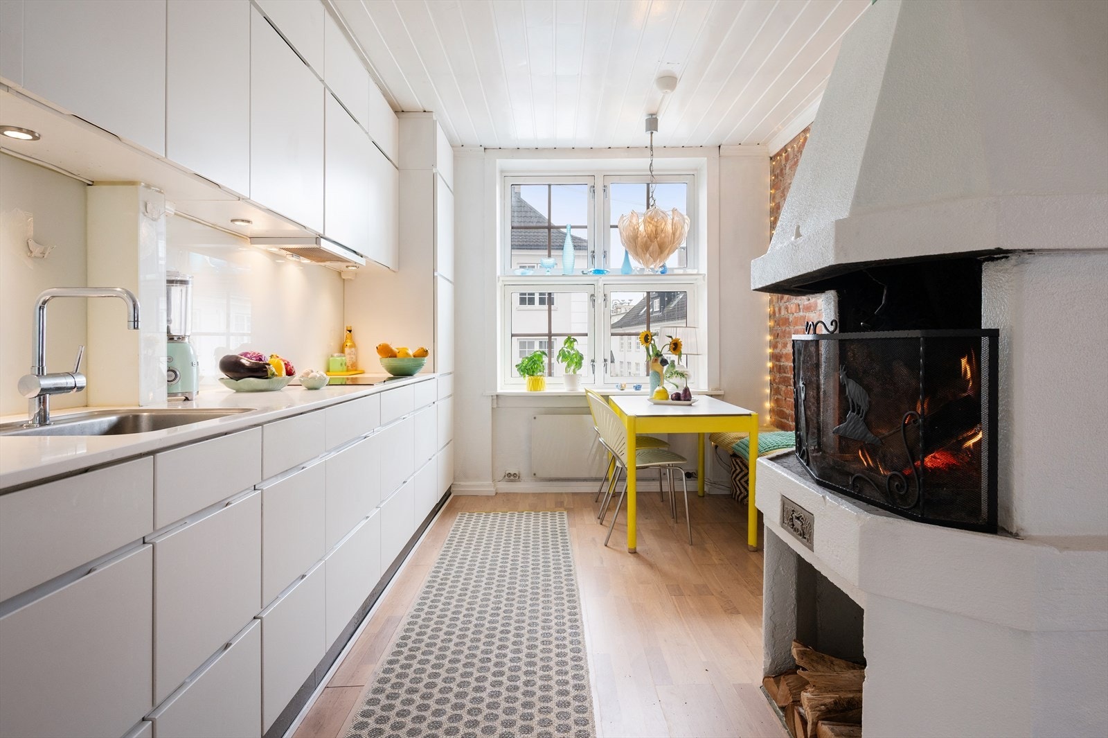 Kjøkkenet ligger skjermet fra stuen og er innredet med stilrene løsninger fra Kvik (nytt i 2013), med lyse, glatte fronter og en solid Kvik Core benkeplate som gir kjøkkenet et moderne og eksklusivt preg. Galleribilde