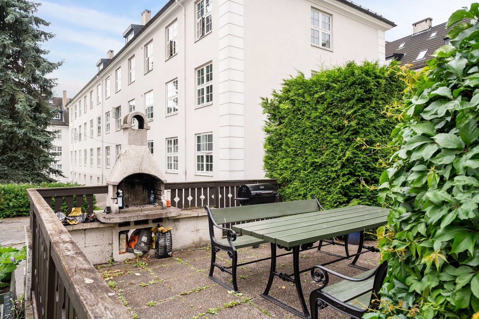 Gårdsrommet har flere sittegrupper med blant annet grill som beboerne kan benytte seg av. Galleribilde