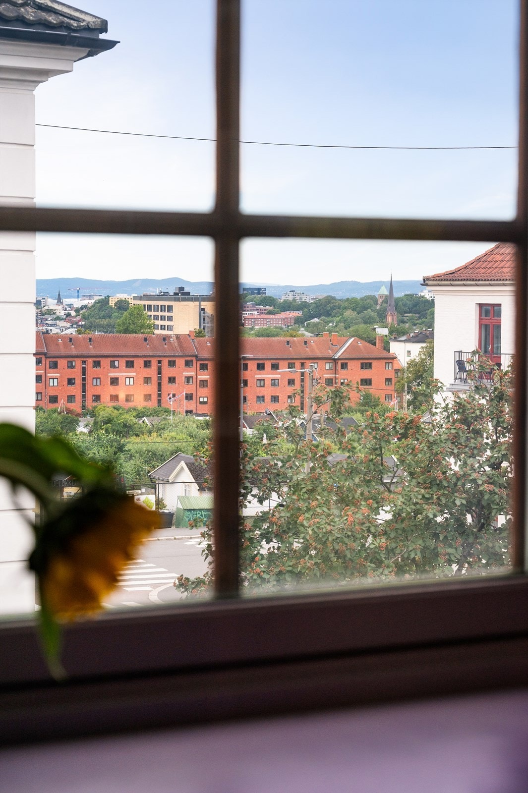 Nydelig utsikt fra soverom to. Her ser du over nabolaget, videre til Rodeløkkens kolonihager og mot Oslo sentrum og åsene rundt. Galleribilde